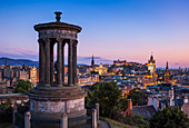 Dugald Stewart Monument, Stadtzentrum und Skyline von Edinburgh bei Sonnenuntergang, Calton Hill, Edinburgh, Midlothian, Schottland, Vereinigtes Königreich, Europa