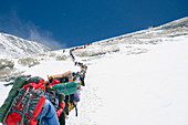 Eine Reihe von Bergsteigern an der Lhotse-Wand, Mount Everest, Solu-Khumbu-Everest-Region, Sagarmatha-Nationalpark, UNESCO-Weltkulturerbe, Nepal, Himalaja, Asien