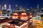 Buddha Tooth Relic Temple (auch Zahntempel) mit Stadthintergrund, Chinatown, Singapur, Südostasien, Asien