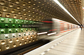 U-Bahn kommt am Bahnhof Malostranska an, Mala Strana, Prag, Tschechische Republik, Europa