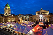 Traditioneller Weihnachtsmarkt am Gendarmenmarkt, beleuchtet in der Abenddämmerung, Berlin, Deutschland, Europa