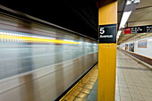 U-Bahnstation und Zug in Bewegung, Manhattan, New York City, New York, Vereinigte Staaten von Amerika, Nordamerika