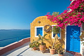 Buntes Haus in Santorini, Kykladen, griechischen Inseln, Griechenland, Europa
