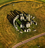Luftbild von Stonehenge, prähistorisches Denkmal und Steinkreis, UNESCO-Weltkulturerbe, Salisbury Plain, Wiltshire, England, Vereinigtes Königreich, Europa