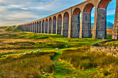Pen-y-Gent- und Ribblehead-Viadukt auf der Bahnstrecke Settle–Carlisle, Yorkshire Dales-Nationalpark, North Yorkshire, England, Großbritannien