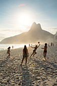 Menschen spielen Altinha (Fußball) am Strand von Ipanema, Rio de Janeiro, Brasilien, Südamerika