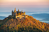 Schloss Hohenzollern in herbstlicher Landschaft im Morgengrauen, Hechingen, Baden-Württemberg, Deutschland, Europa