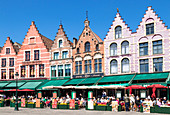 Cafés auf dem Marktplatz im Zentrum von Brügge, Westflandern, Belgien, Europa