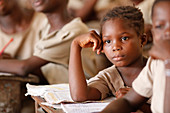 Afrikanische Grundschule, junges Mädchen im Klassenzimmer, Lome, Togo, Westafrika, Afrika