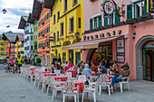 Blick auf Besucher, die Getränke vor dem Café in Vorderstadt genießen, Kitzbühel, Tirol, Österreich, Europa
