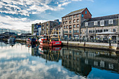 Am Hafen von Sutton festgemachte Fischerboote mit Geschäften und Cafés am Kai, The Barbican, Plymouth, Devon, England, Vereinigtes Königreich, Europa