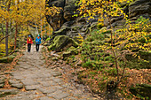 Mann und Frau wandern im Elbsandsteingebirge, Pfaffenstein, Elbsandsteingebirge, Nationalpark Sächsische Schweiz, Sächsische Schweiz, Sachsen, Deutschland
