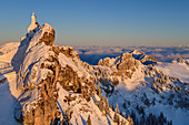 Verschneite Kapelle am Wendelstein mit Nebelmeer im Hintergrund, Wendelstein, Mangfallgebirge, Bayerische Alpen, Oberbayern, Bayern, Deutschland