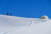 Mann und Frau auf Skitour steigen zum Regenfeldjoch auf, Regenfeldjoch, Kitzbüheler Alpen, Tirol, Österreich