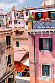 Haus mit roter Fassade, Venedig, Italien