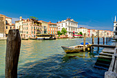 Blick über den Canal Grande auf die Vaporetto Station San Marcuola Casino, Venedig, Italien