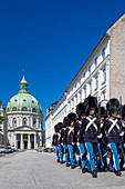 Marsch der königlichen Garde vom Schloss Rosenborg zum Schloss Amalienborg zur Zeremonie der Wachablösung, Kopenhagen, Dänemark