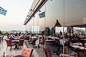 Dachterasse des Hotel Grande Bretagne am Syntagma Square, rechts die Akropolis, Athen, Griechenland