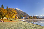 Blick über den Walchensee auf das Dorf Walchensee unterhalb des Hergzogstand, Oberbayern, Bayern, Deutschland