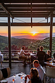 Sonnenuntergang auf der Terrasse des Tokara Wine Estate, Stellenbosch, Cape Winelands, Südafrika, Afrika