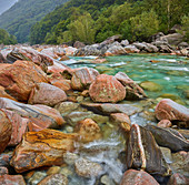 Felsen im Verzascatal, Fluss Verzasca, Tessin, Schweiz