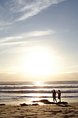 Zwei Mädchen im Sonnenuntergang am Strand von Santa Barbara. Kalifornien, USA.