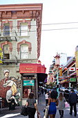 Passanten überqueren eine Straße in Chinatown, San Francisco, Kalifornien, USA
