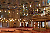 Innenansicht der fast menschenleeren blauen Moschee in Istanbul, Türkei