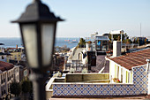 Blick auf Häuserdächer und den Bosporus in Istanbul, Türkei
