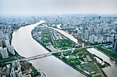 Aussicht vom Canton Tower auf Großstadt mit Zhujiang Fluss und Insel, Fernsehturm, Guangzhou, Guangdong Provinz, China