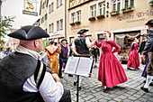 Schäfertanz in historischer Kleidung im historischen Stadtkern, Rothenburg ob der Tauber, Franken, Bayern, Deutschland