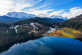Luftansicht des Barmsee mit Wettersteingebirge, Krün bei Garmisch-Partenkirchen, Werdenfelser Land, Bayern, Deutschland