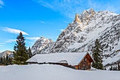 Winter in the Raintal with a view from the Otto-Mayr-Hütte to the Kellesspitze, Tannheimer Berge, Allgäu, Tyrol, Austria