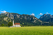 St. Coloman mit Neuschwanstein, Tegelberg und Säuling, Schwangau, Allgäu, Ammergauer Alpen, Bayern, Deutschland