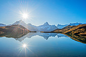 Sonnenaufgang am Bachalpsee mit Wetterhorn, Schreckhorn, Finsteraarhorn und Fiescherhorn, Grindelwald, Berner Oberland, Schweiz