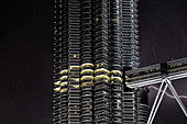 Der Petronas Tower in Kuala Lumpur, Malaysia, beim Blitzeinschlag während eines Gewitters