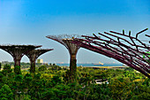 Blick von den Türmen des Gardens by the Bay auf den Hafen und das Meer, Singapore