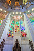 Kirchenfenster der Sagrada Familia, der Kathedrale von Gaudi in Barcelona, Spanien\n