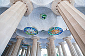 Sala Hipostila mit Steinsäulen und Mosaik im Park Guell, Barcelona