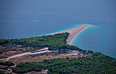 Berühmter weißer Sandstrand Goldenes Horn von oben auf Insel Brac, Kroatien\n