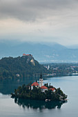 Wallfahrtskirche Mariä Himmelfahrt auf Insel im Bleder See, Bled Slowenien\n