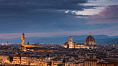Skyline von Florenz mit Kathedrale Santa Maria del Fiore und Turm Torre di Arnolfo bei Sonnenuntergang, Toskana Italien\n