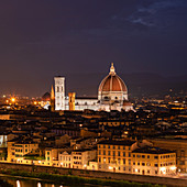 Skyline von Florenz mit Kathedrale Santa Maria del Fiore bei Nacht, Toskana Italien\n