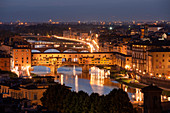 Florenz mit Brücke Ponte Vecchio und Fluss Arno bei Sonnenuntergang, Toskana Italien\n