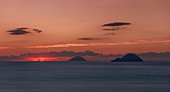 Sonnenuntergang über dem Meer mit Vulkaninseln Alicudi und Filicudi, Sizilien, Italien