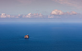 Insel Strombolicchio mit Leuchtturm vor Vulkaninsel Stromboli im Meer, Sizilien, Italien