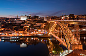 Porto am Abend mit Fluss Duoro und Brücke Ponte Dom Luis I, Portugal\n