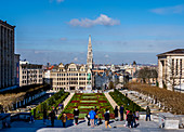 Blick über den öffentlichen Garten des Mont des Arts in Richtung Town Hall Spire, Brüssel, Belgien, Europa