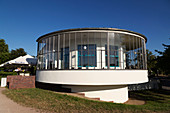 Der halbkreisförmige Balkon des Restaurants Kornhaus, entworfen von Carl Feiger vom Bauhaus, in Dessau, Sachsen-Anhalt, Deutschland, Europa