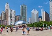 Blick auf Cloud Gate (die Bohne), Millennium Park, Stadtzentrum von Chicago, Illinois, Vereinigte Staaten von Amerika, Nordamerika